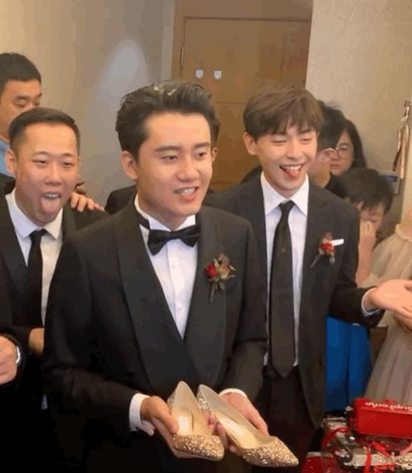 总裁|邓伦当伴郎又上热搜了,这次谁注意新郎的颜值,网友:霸道总裁
