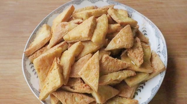 豆腐|夏天就馋豆腐这个吃法,切一切煮5分钟,出锅连渣都不剩,太好吃