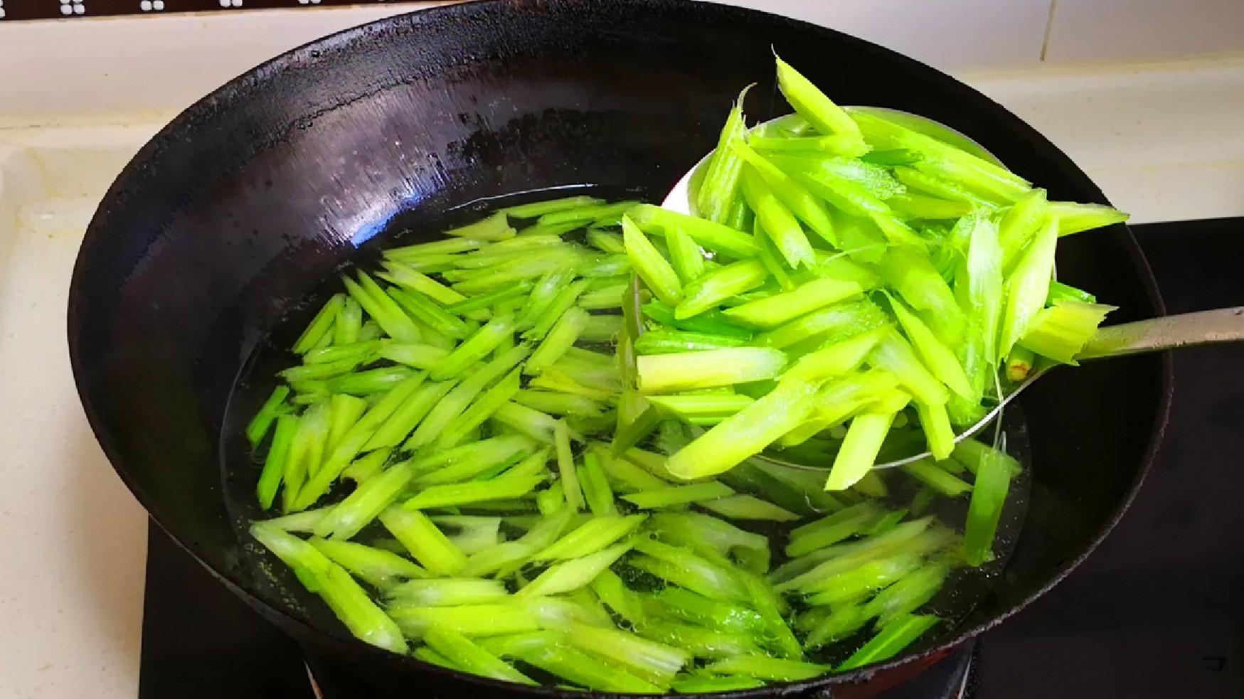  下锅|才知道，炒牛肉时不能直接下锅炒，教你1妙招，牛肉嫩滑，还不腥