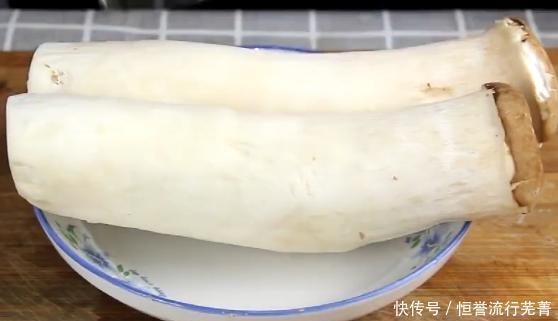 红烧肉|杏鲍菇里加2个鸡蛋,不炒不炖不刀切,好吃下饭,比红烧肉受欢迎