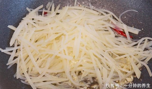 土豆丝|炒土豆丝,用醋的时间是关键,做错的人不少,难怪没饭店的好吃