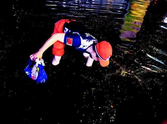  积水中|救助被困车辆 手挖淤积垃圾 这一晚“越野E族”获赞无数