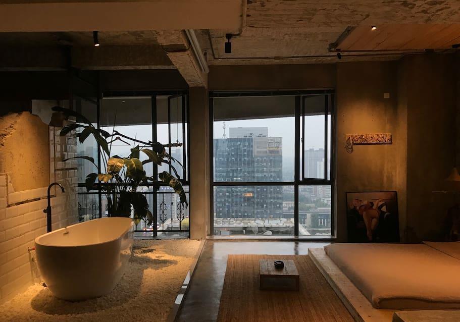 有趣|成都这家废墟艺术民宿太有趣,感觉就像是住在废品楼里
