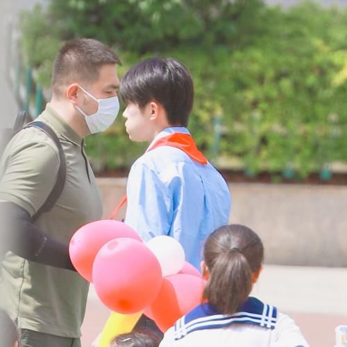  错位|明星的“神级”错位照，蔡徐坤被偷亲，肖战穿高跟鞋，看到何老师：解释下吧