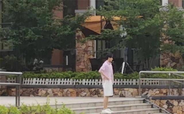  累垮|赵丽颖产子复出后首录综艺，体力不支累垮，坐在树下扶腰样子很难受