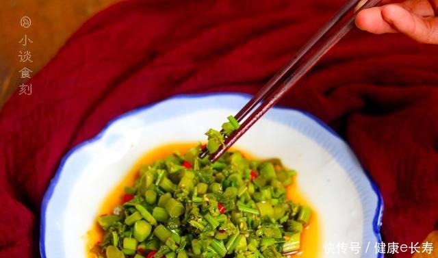 刮油|春季这菜最鲜嫩,开水烫一烫,盆里焖一焖,上桌香辣下饭还刮油