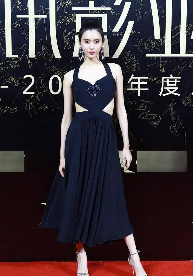  打白|奚梦瑶心真大，侧身秀美背却忘打白，和脸比色差也明显了吧！