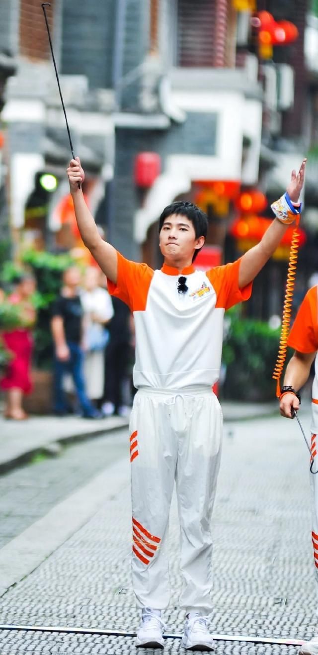  时隔|杨洋时隔五年再上真人秀，抹黑脸穿保安服太拼，帅气值有影响吗？