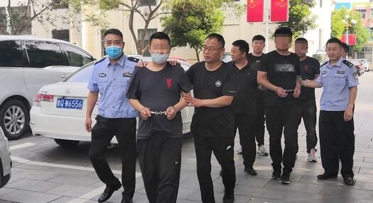  堪比|临沂公安持枪围捕偷电缆贼 现场堪比电影大片