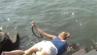  后退|女子躺河边被“水鬼”拉住胳膊，男子施救，却被女子吓得连连后退