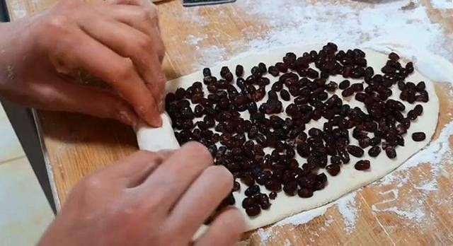 熬粥|红豆不要熬粥喝了,教你新做法,加一碗面粉,香甜松软比馒头好吃