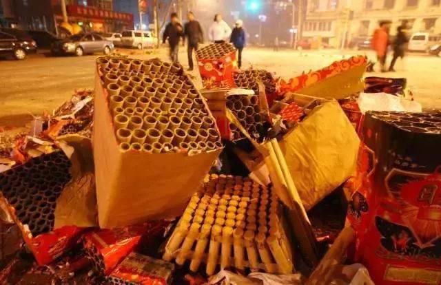 着事|玉州警方成功捣毁一个非法生产烟花炮竹窝点,屋主也着事了.