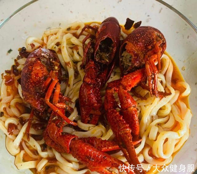 小龙虾|麻辣小龙虾和蒜蓉小龙虾,好吃到吮指