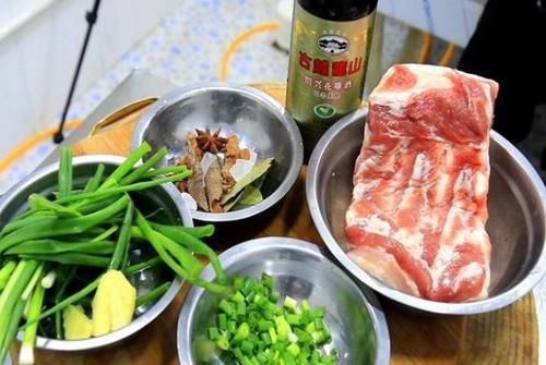  鲜香|无论卤啥肉，只放八角是“外行”，多加这2种，卤肉鲜香又入味！