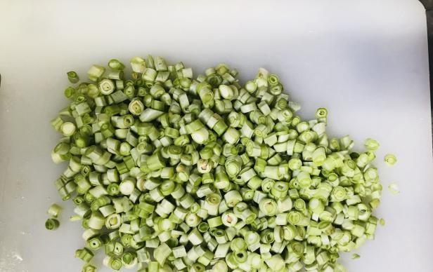  倒入|别老是番茄炒鸡蛋了，夏天的豆角更搭配，清热解毒助消化