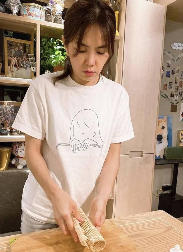  精致|Ella小秀厨艺，穿简约白T不似节目中精致，3岁劲宝西瓜头出镜超萌