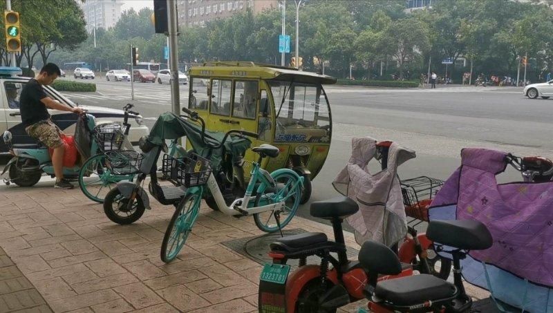 通行|非机动车乱停放，市民通行难！街道：进一步加强管理