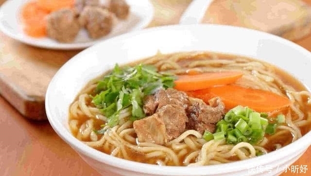 回答|外国人疑惑:为什么中国人吃的面条都带汤呢?网友的回答扎心了