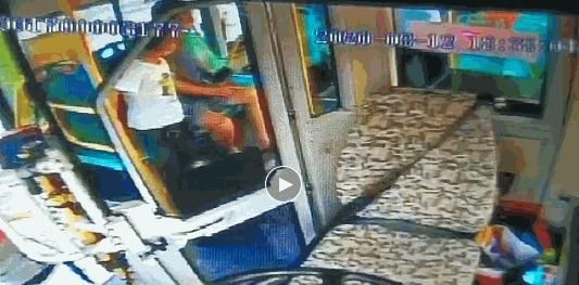  高峰|阜城七彩世界十字路口，晚高峰他突然冲下车！