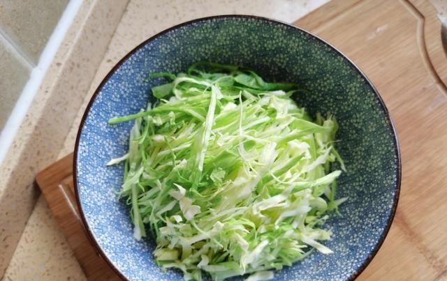  卷心菜|卷心菜做早餐，比想象的更好吃，高钙低脂又营养，怎么吃都不胖