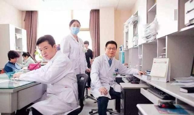  孩子|老婆头胎剖腹产8斤的小王子，出产房后，医生却说这是二胎