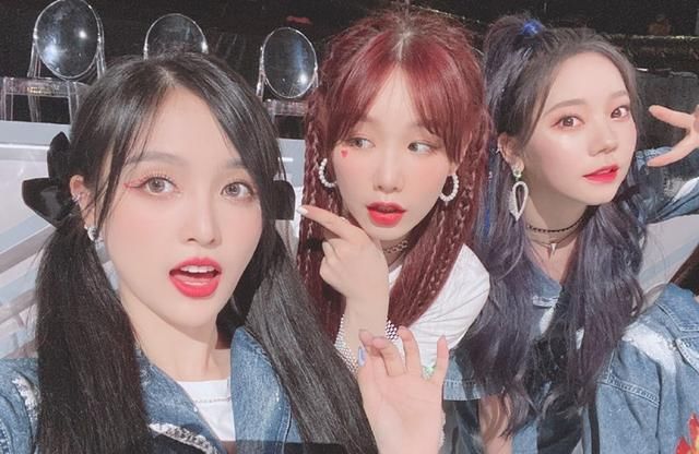  吴宣仪|《跑男》8路人照曝光，吴宣仪真实腿型成焦点