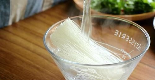  鲜美|立秋之后海鲜正当季，8毛钱的扇贝，配上秘制金银蒜，又香又鲜美