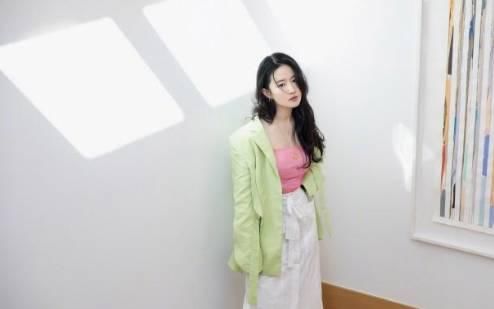 刘亦菲|32岁刘亦菲终于晒美照，粉T半裙大秀蚂蚁腰