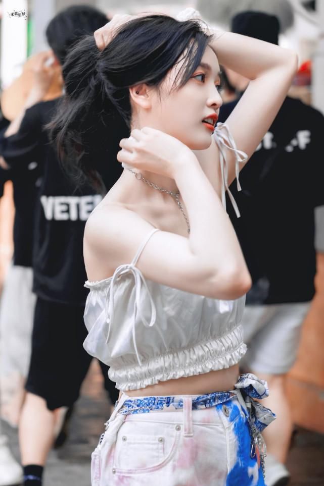  美白|吴宣仪海边录制节目，自带美白效果，“抗黑体质”赢了！