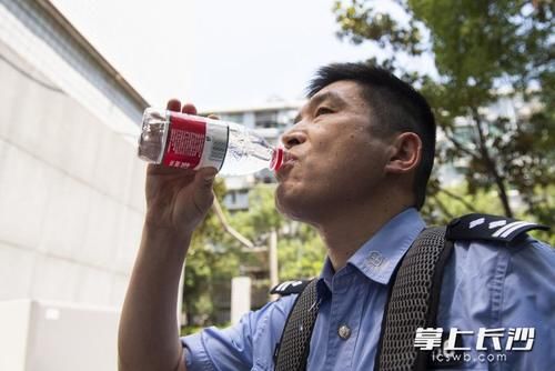  移除|排爆民警身穿70斤“铠甲”，顶着高温移除“爆炸物”