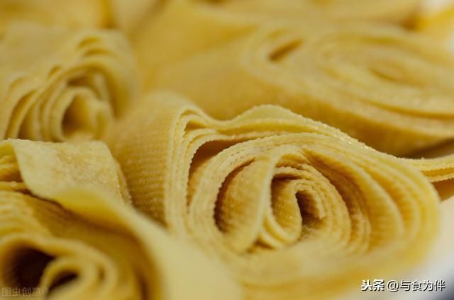  豆腐皮|豆腐皮焯水时，别忘加点“它”，做出来滑嫩入味，米饭都不够吃了