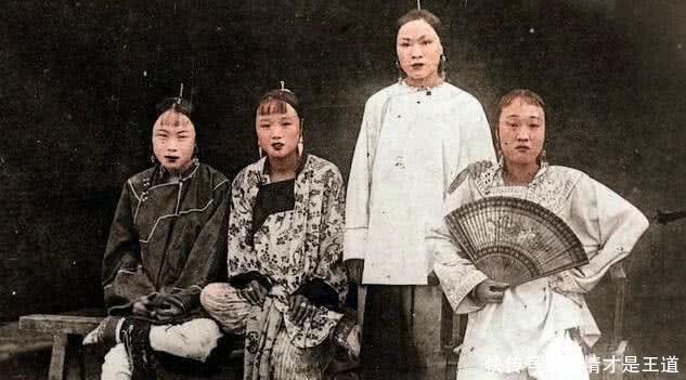 个个|清朝女子老照片个个体型富态,图二女子背着丈夫抽大烟!