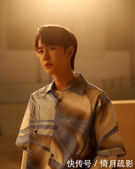  花絮|王一博新广告花絮照曝光，熬夜拍摄贵气范儿状态好，场景布置透表演玄机