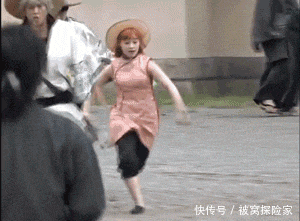  恩爱|爆笑GIF: 大哥, 在公交车上, 你们这样秀恩爱真的好吗, 我真是看不下去了