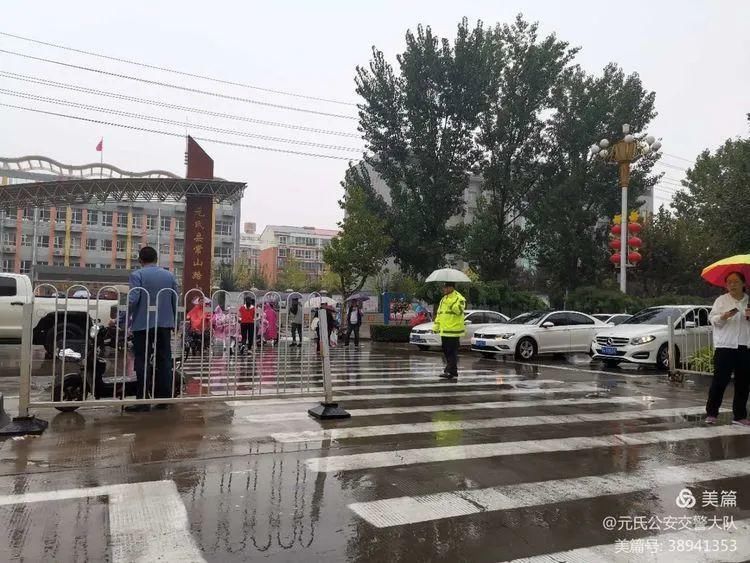  交警|【交警事迹】元氏公安里小区道路改头换面，群众称赞交警并送锦旗！