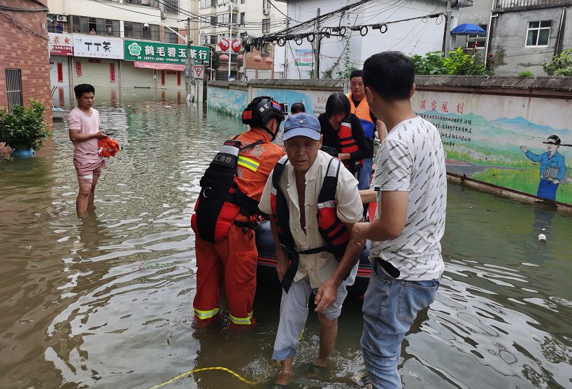 与洪水赛跑！直击上海消防增援安徽芜湖抗洪|视频 | 直击