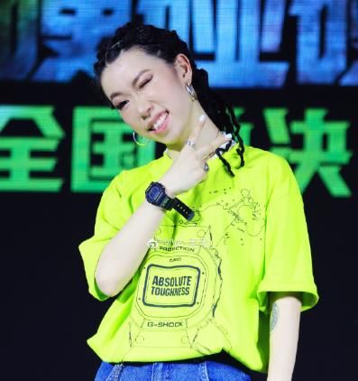  真的|王一博玩水一脚踩出“王炸”效果，看到他身边的队员，真的太难了