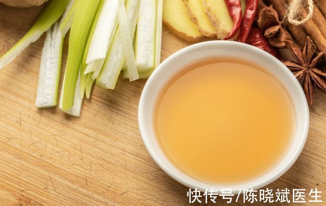 医生提醒厨房三种调料尽量少吃(医生呼吁：禁止食用厨房“1调料”，不听劝，脾胃或“烂如渔网”)