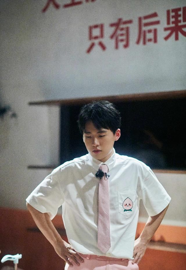  惊人|《密逃2》邓伦展现惊人臂力 杨幂郭麒麟比腿长