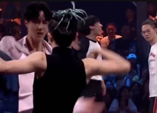  失误|素人舞者靠失误，夺走节目高光时刻，无奈王一博表情成最大亮点