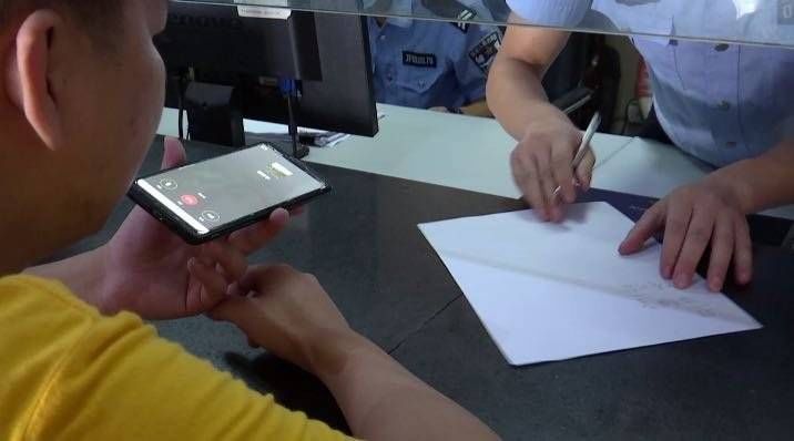 民警|民警隔空训诫行骗者 半小时追回被骗钱款