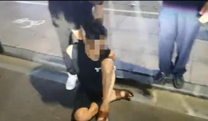  跳入|惊心动魄！毒贩飞车逃窜，民警跳入车内拦截