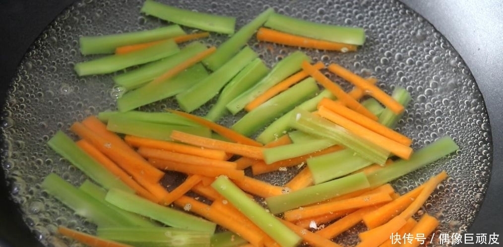 胡萝卜|鹌鹑蛋搭配两种菇一起炒，看着清爽，吃着不腻，口感很棒