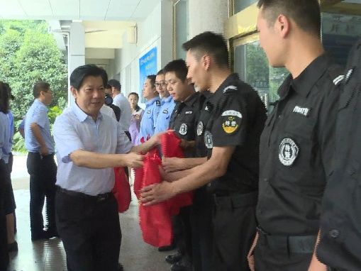  竟然|啥操作？今天下午的南充嘉陵这几个领导竟然给这些人送起了礼物！