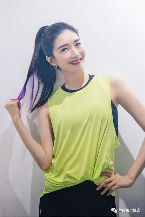  状态|江疏影状态超年轻，黄色运动背心配黑色短裤，尽显活力十足