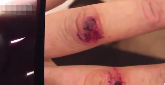  打人|4只狗遛弯不拴绳，女子害怕再三劝说，不料狗主人竟动手打人！