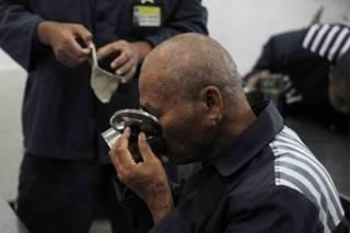 被判|那些被判无期徒刑的犯人,年迈后还要继续劳动吗?真相令人很心酸