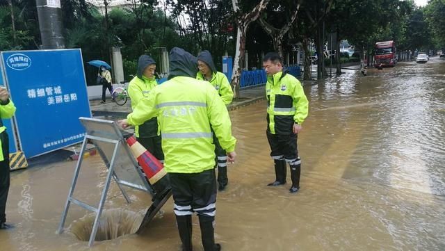 全员|积极应对新一轮强降雨来临！岳阳这支队伍全员出动