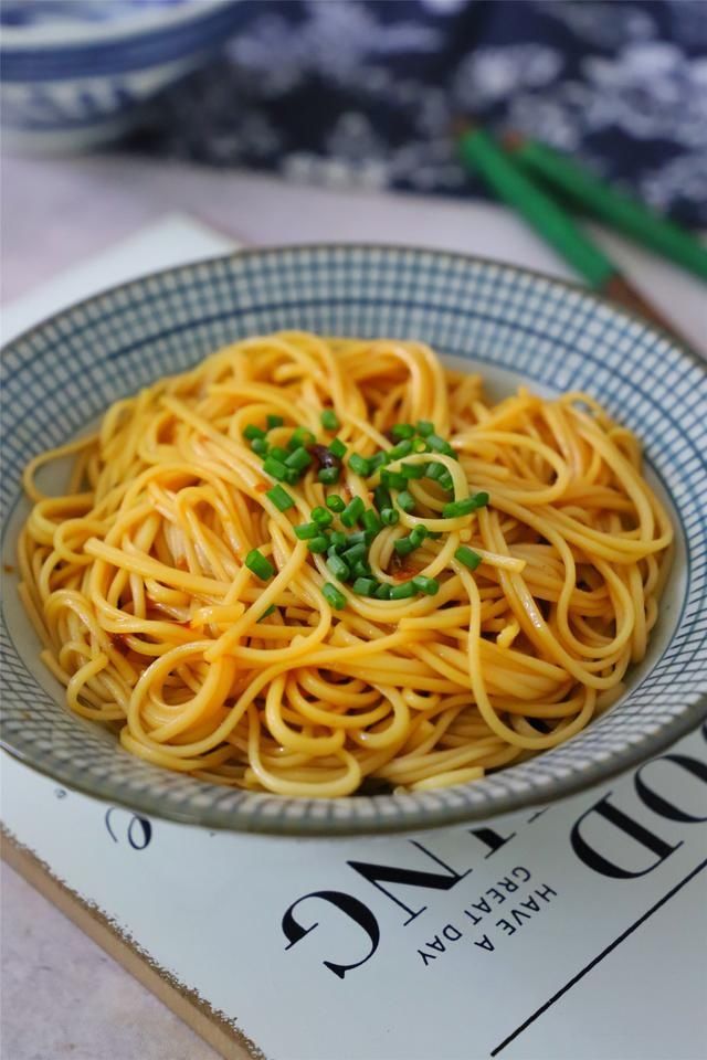  忌出|凉面想要好吃，最忌出锅就拌，多加一步，面不粘不坨，劲道又入味