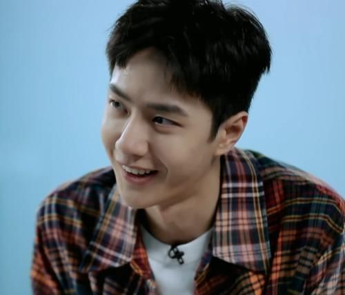 小心|王一博和赵丽颖吃螺蛳粉,谁注意丽颖坐下时的举动?太小心了